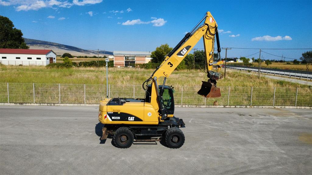 (SN: 2924) Mobile Digger, Cat M 322 D 
